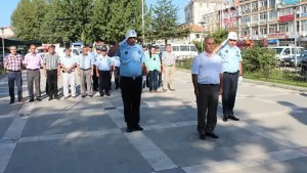 Beyşehir'de zabıtadan karanfilli kutlama