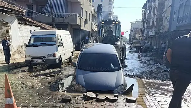 Otomobil, içme suyu çukuruna düştü