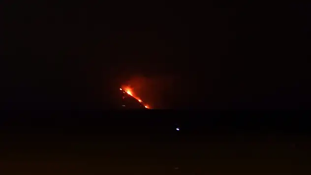 Suriye'de çıkan orman yangını, Samandağ'dan da görüldü