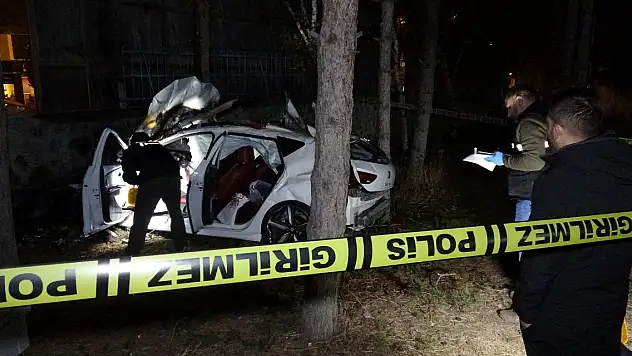 Erzurum'da refüje çarpan otomobil, hastane bahçesine düşüp alev aldı: 3 ölü