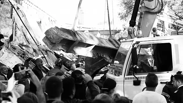 Ülkede yas ilan edildi! Tren istasyonunun girişindeki çatı çöktü: 14 ölü