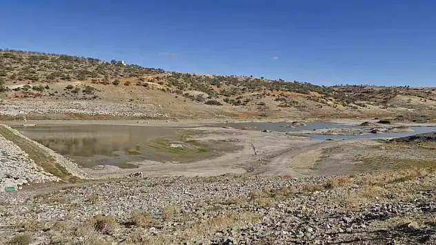 Konya'nın güneyinde baraj ve göletler bir bir kuruyor