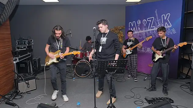 Konya'da üniversiteliler arasında müzik etkinliği... Ödüller sahiplerini buldu