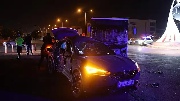 Halk otobüsü otomobille çarpıştı: 9 yaralı