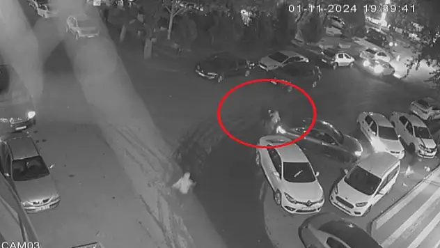 Şakalaşırken arkadaşının ittiği çocuğun ayağını otomobil ezdi