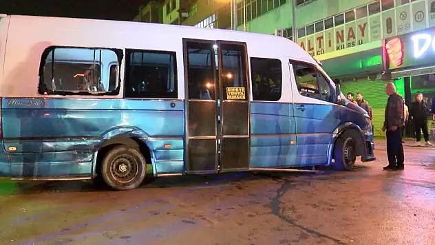 Otomobilin çarptığı yolcu minibüsü devrildi