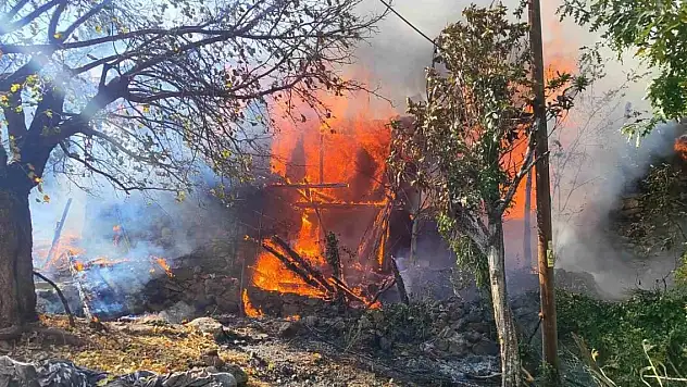 Yangında bir ev kül oldu