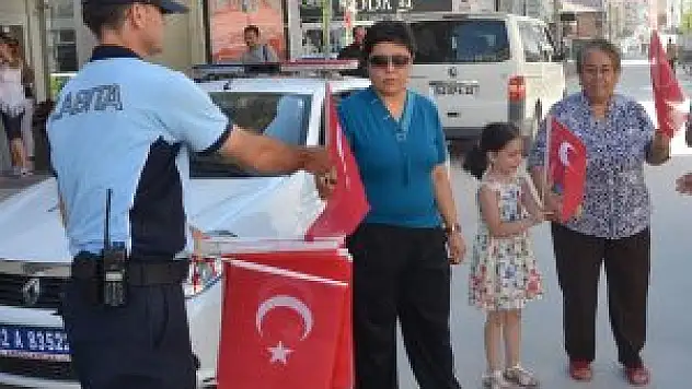 Ereğli Belediyesi bayrak dağıttı