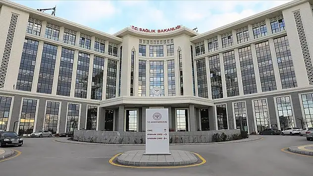 Asistanlara ayrılan kadro yarıya mı düşürüldü? Sağlık Bakanlığı'ndan açıklama