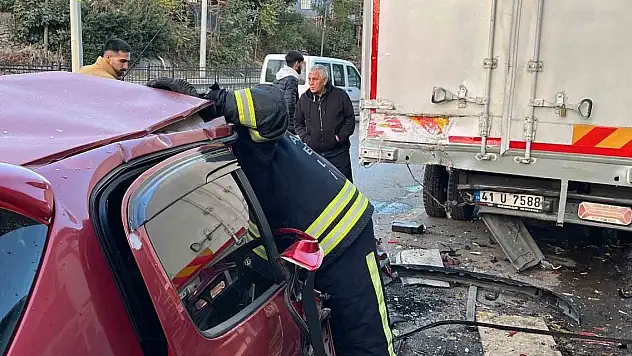 Kamyonete çarpan otomobil hurdaya döndü: 1 yaralı