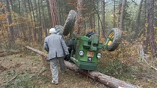 Devrilen traktörün altında kalan sürücü hayatını kaybetti