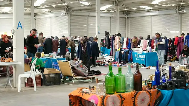 Konya'da her ayın ilk pazar gününde açılan pazara ilgi büyük