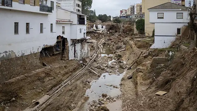 İspanya sel felaketinin yaralarını sarmaya çalışıyor