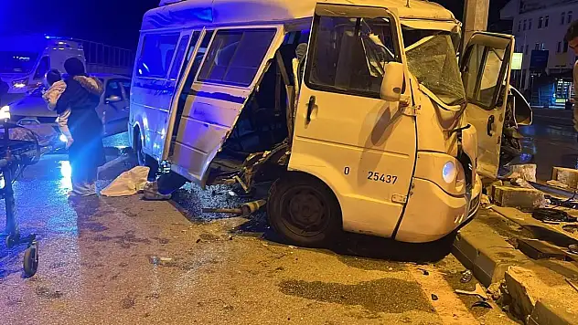 Ankara'da iki servis minibüsü çarpıştı 21 yaralı