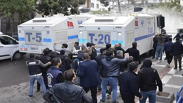 Halfeti Belediyesi önünde polise taşlı saldırıda bulunan 8 kişi yakalandı