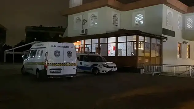 Camiye gelen cemaat bir kişinin cansız bedeniyle karşılaştı