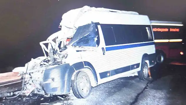 Manisa'da kamyon ile minibüs çarpıştı: 1 ölü, 2 yaralı