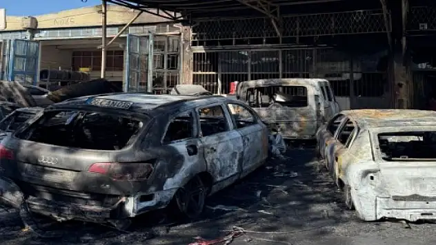 Oto tamir dükkanında yangın: 9 araç kullanılamaz hale geldi
