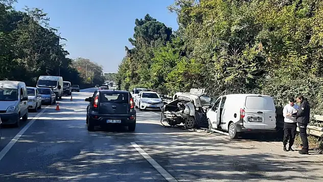 Otomobille hafif ticari araç çarpıştı: 1 ölü, 1 yaralı