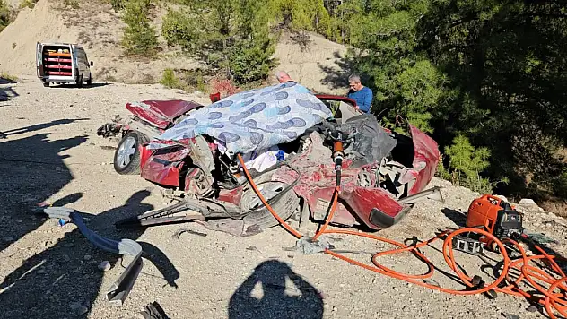 TIR ile 3 otomobil zincirleme kazaya karıştı: 2 ölü, 6 yaralı