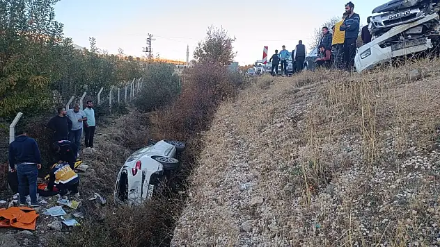 Adıyaman'da otomobil ile hafif ticari araç çarpıştı: 11 yaralı