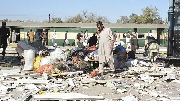 Pakistan'da tren istasyonunda patlama: En az 26 ölü