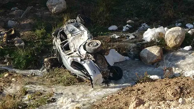 Trafiğe kapalı yola giren araç dere yatağına uçtu: 1 ölü