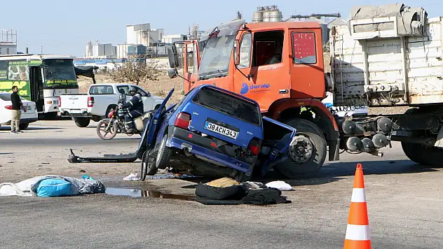 Adana'da kamyon, otomobile çarptı: 1 ölü, 1 ağır yaralı
