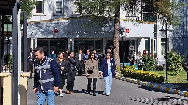 Narin Güran cinayeti davasının duruşmasında mahkeme başkanı, cübbesini çıkardı