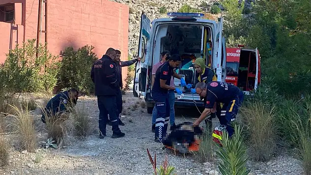 Otomobilin çarptığı motosikletli uçurumdan düşüp öldü