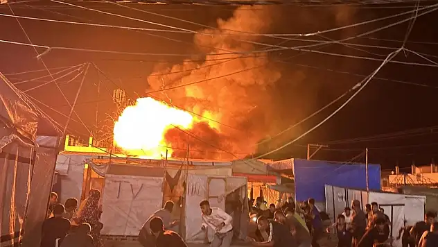 Katil İsrail Gazze'de çadırları vurdu