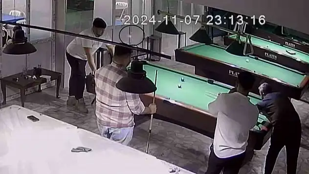 Kafasına bilardo topu gelen genç yere yığıldı