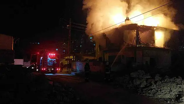Konya'da 3 ev sırayla yandı