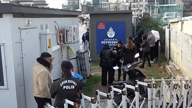 Türk bayrağı dağıtıp, sözde bağış topladılar!