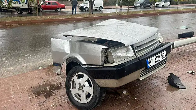 Direğe çarpan otomobil ikiye bölündü