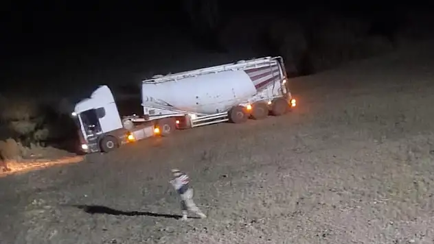 Karşı şeride geçen tır tarlaya savruldu: 1 ölü, 2 yaralı