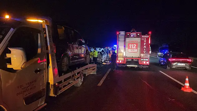 Anadolu Otoyolu'nda 200 metre arayla iki ayrı kazaya 10 araç karıştı: 8 yaralı