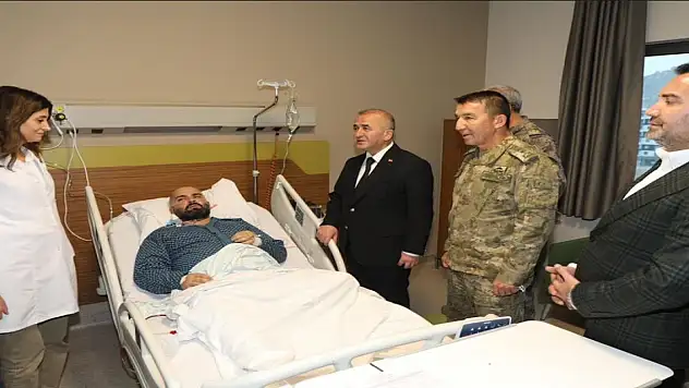 Şüphelilerin bulunduğu adrese giden polis, silahlı saldırıda yaralandı