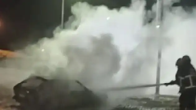 Alev topuna dönen otomobilden geriye hurda yığını kaldı