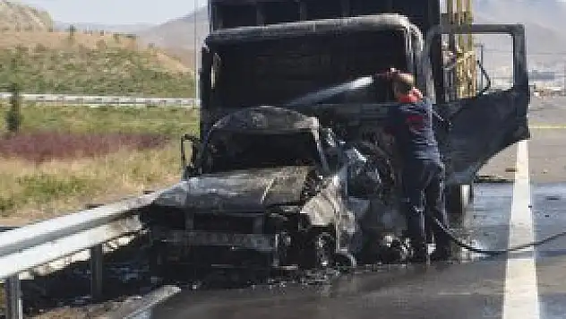 Niğde'de kamyonla çarpışan otomobil yandı: 2 ölü