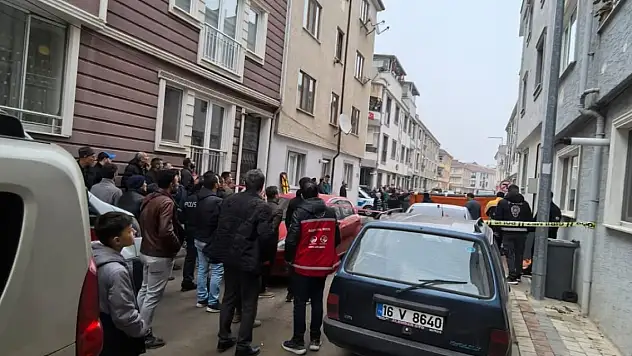 Boşanma aşamasındaki eşini kemerle boğup öldürdükten sonra çatıya çıktı