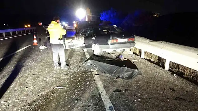 Kütahya'da otomobil ile iş makinası çarpıştı: 1 ölü, 4 yaralı