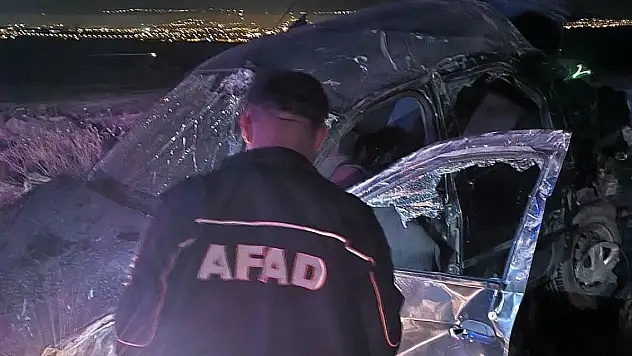 Kars'ta otomobil şarampole devrildi! 1 kişi öldü, 2 kişi yaralandı