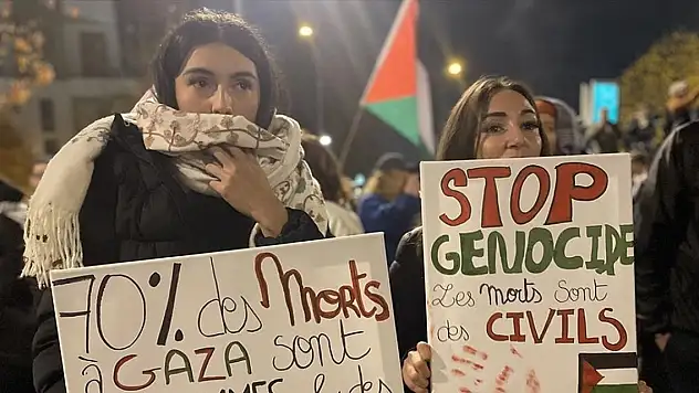 Fransa-İsrail karşılaşması Paris'te protesto edildi