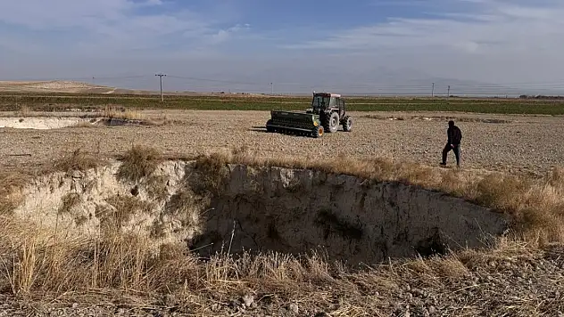 Konya'da 8 obruklu tarlada zorlu ekim mesaisi tamamlandı