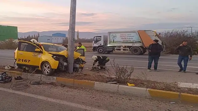 Konya'da ticari taksi aydınlatma direğine çarptı, yaralılar var