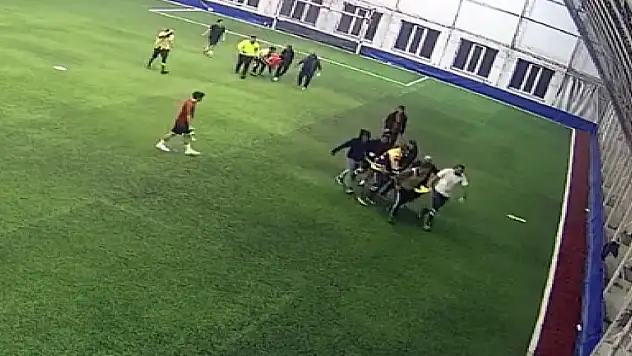 Halı saha maçında kalp krizi geçirdi, yaşamını yitirdi