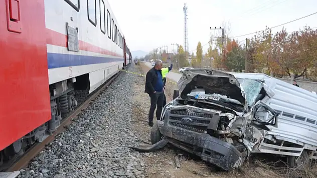 Muş'ta trenle kamyonet hemzemin geçitte çarpıştı: 1 ölü, 1 yaralı
