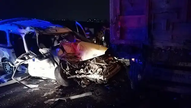 Otomobil, pancar yüklü TIR'a çarptı: 2 ölü