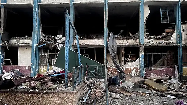 Katil İsrail Gazze'yi bombalıyor